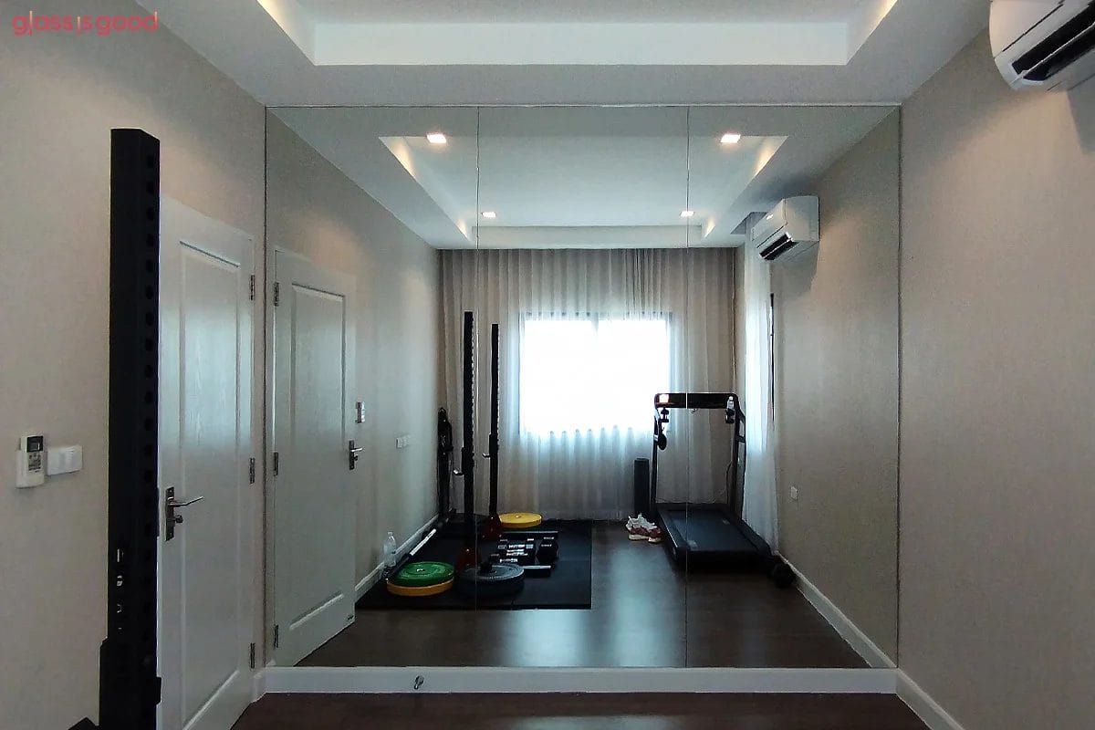 กระจกเงาใสติดผนังห้องออกกำลังกาย